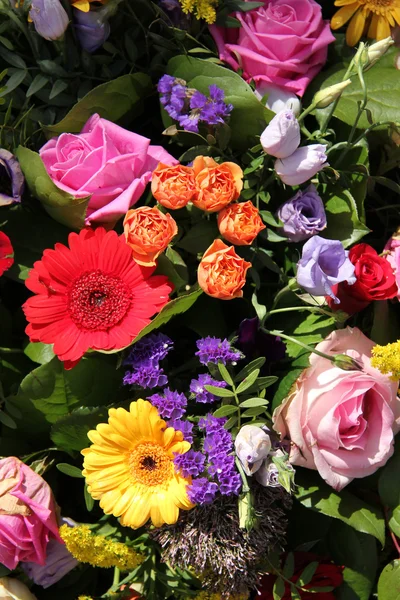 Arrangement de fleurs mixtes — Photo