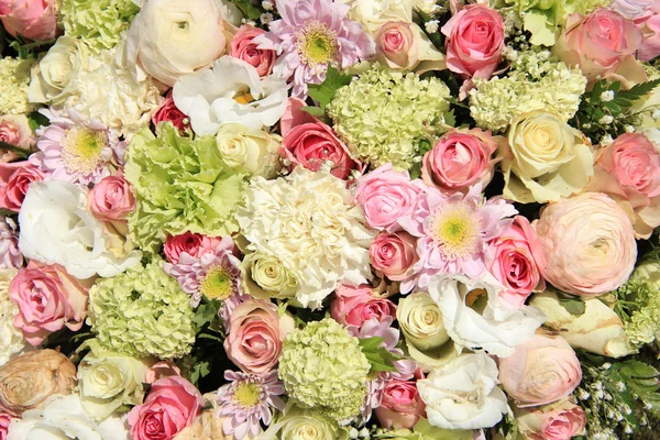 Рожева, зелена та біла весільна композиція — стокове фото