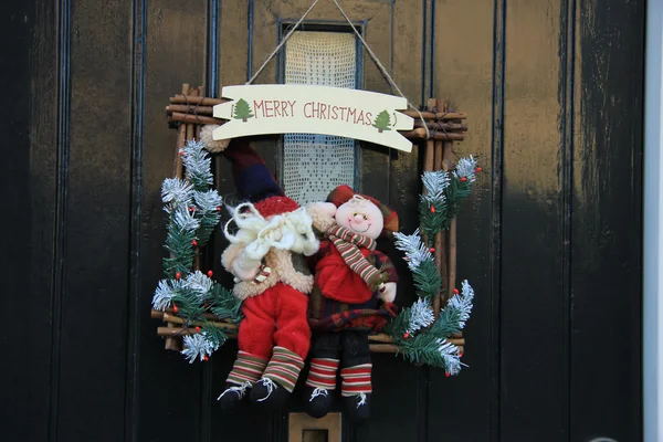 Feliz decoración de Navidad en la puerta principal —  Fotos de Stock