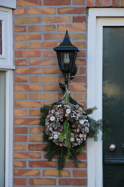Χριστούγεννα στεφάνι δίπλα στην πόρτα — Φωτογραφία Αρχείου