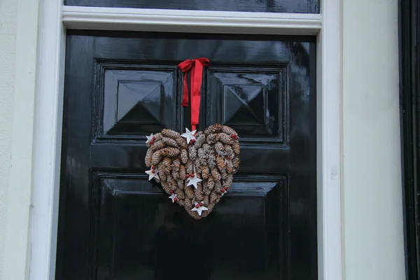 Świąteczne dekoracje na drzwi — Zdjęcie stockowe