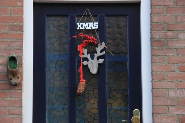 Decoração de Natal na porta da frente — Fotografia de Stock
