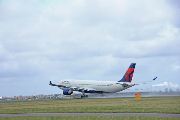 Mart, 27 2015, Amsterdam Schiphol Havaalanı N819nw Delta hava Li — Stok fotoğraf