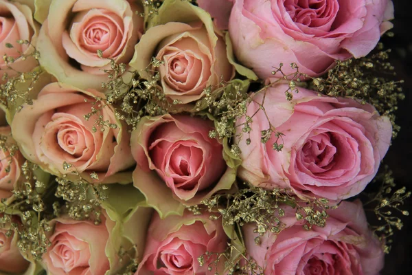 在新娘安排混合粉红玫瑰 — 图库照片