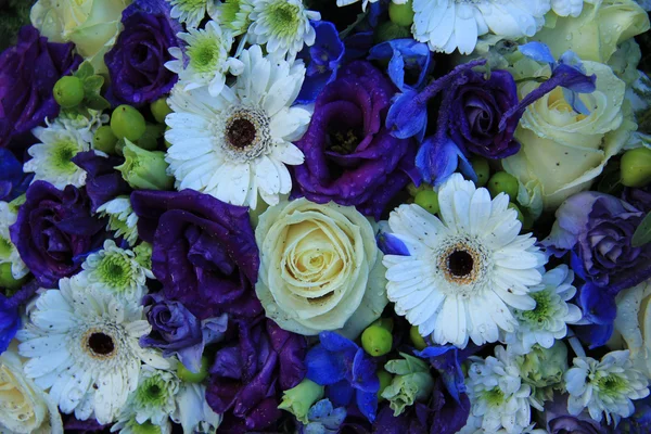 Bridal arrangement in blue and white — Stock Photo, Image