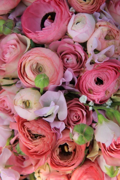 Розовые розы и свадебный букет — стоковое фото