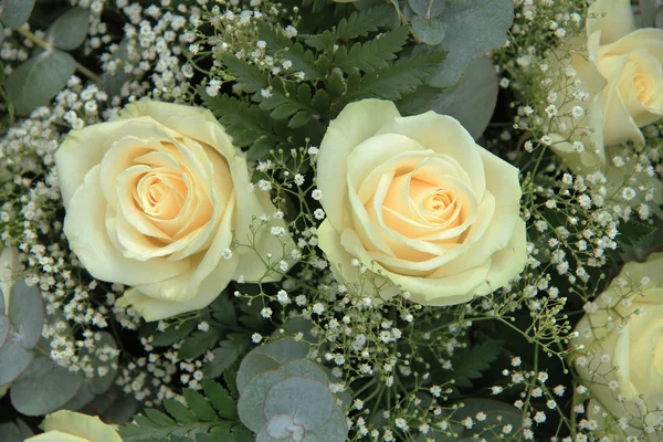 Rosas brancas em buquê de noiva — Fotografia de Stock