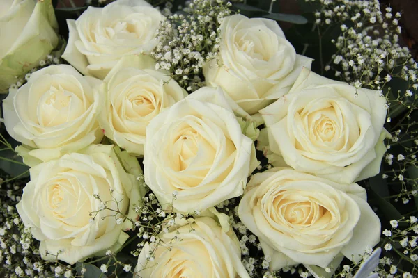 Άσπρα τριαντάφυλλα στη νυφική ανθοδέσμη — Φωτογραφία Αρχείου