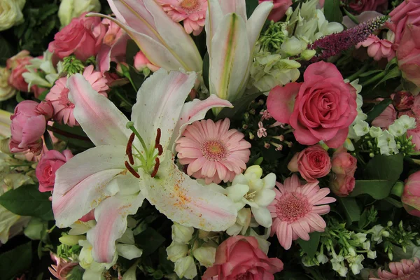 Bílé a růžové svatební květiny — Stock fotografie