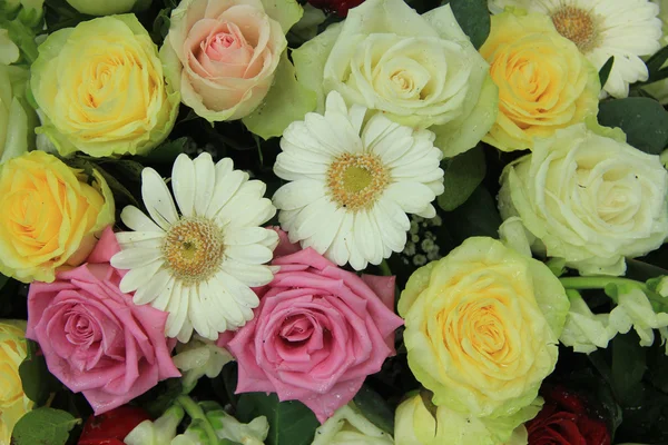 黄色、 白色和粉红色的婚礼鲜花 — 图库照片