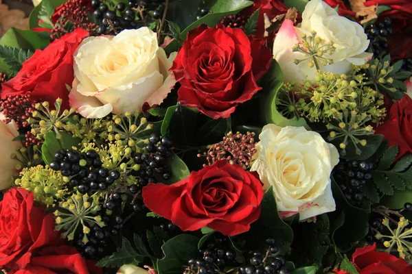 红色和白色的玫瑰新娘花束 — 图库照片