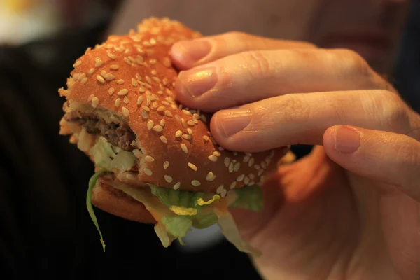 Man holding a hamburger — Stock Photo, Image