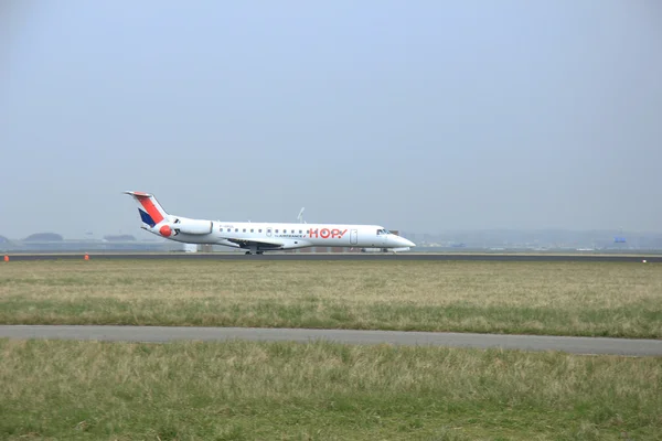 Březen, 24 2015, letiště Amsterdam Schiphol F-Grgl Hop! Embrae — Stock fotografie