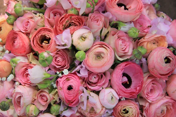 Rosas rosadas y ramo de novia ranúnculo — Foto de Stock