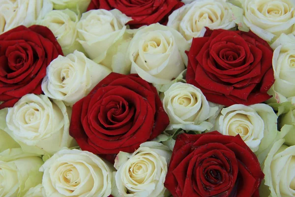 Красные и белые розы в свадебном оформлении — стоковое фото