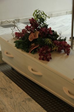 bir tabut cenaze çiçekler