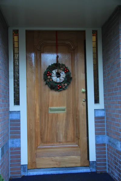 Porte d'entrée avec décorations de Noël — Photo