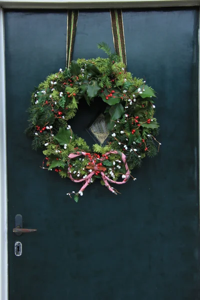 Klassischer Adventskranz mit Dekoration an der Tür — Stockfoto