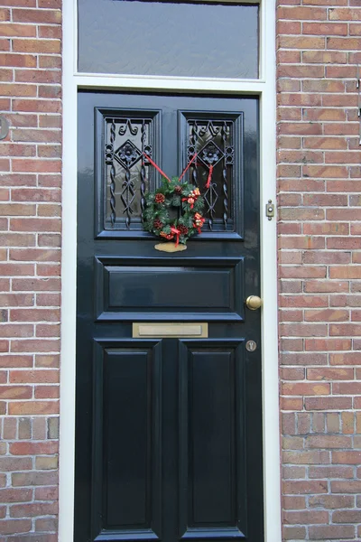 Drzwi frontowe z dekoracjami świątecznymi — Zdjęcie stockowe