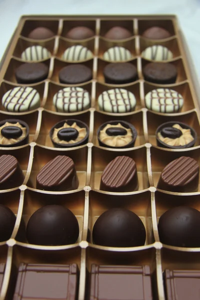 Čokoládové bonbóny v krabici — Stock fotografie