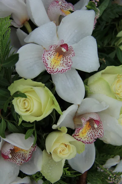 Orchideje Cymbidium a bílé růže v svatební kytice — Stock fotografie