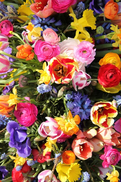 Buquê de flores de primavera colorido brilhante — Fotografia de Stock