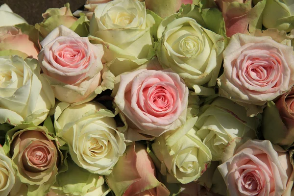 Weiße und rosa Rosen im Hochzeitsarrangement — Stockfoto