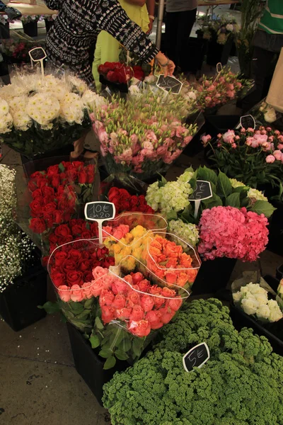 Flores en un mercado — Foto de Stock