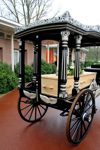 Carrozza funeraria classica con bara — Foto Stock