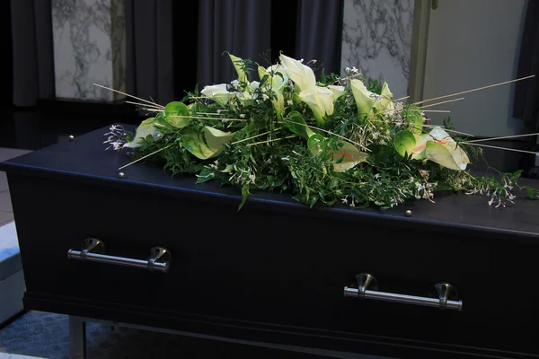 Flores funerárias em um caixão — Fotografia de Stock