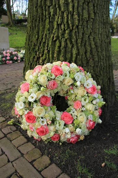 Sympathie krans in de buurt van boom — Stockfoto