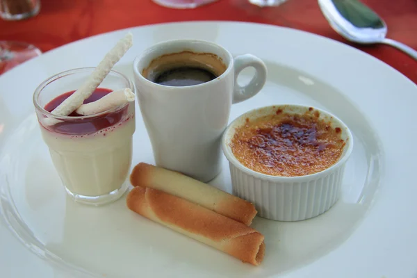 Frans desserts: Creme brulee en blancmange — Stockfoto