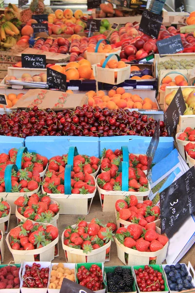Cabine de fruits au marché — Photo