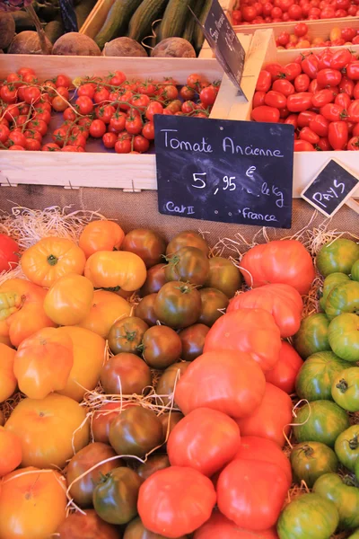 Tomatoes at a market stall — Stock Photo, Image
