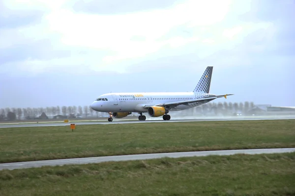 27 de marzo de 2015, Amsterdam Schiphol Airport EC-KMI Vueling Airb —  Fotos de Stock