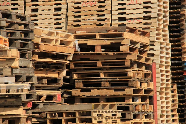 Gestapelde houten pallets — Stockfoto