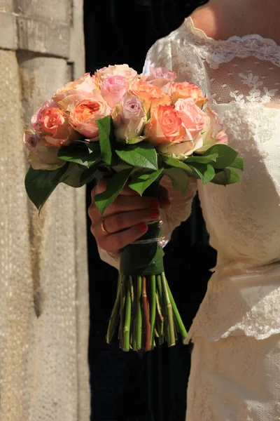 Sposa tenendo il suo bouquet — Foto Stock