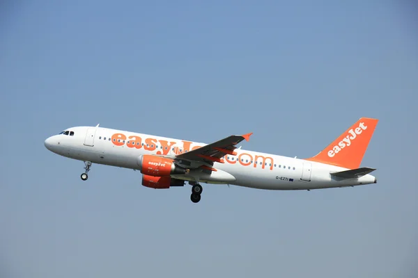 Ámsterdam, Países Bajos - 12 de junio de 2015: G-EZTI easyJet Airbus — Foto de Stock