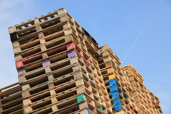 Paletas de madera apiladas — Foto de Stock