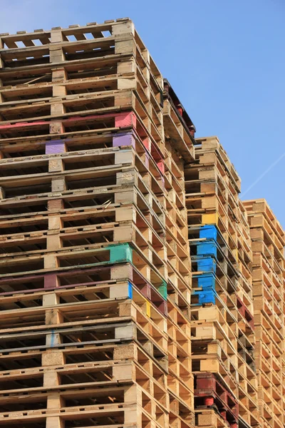 Paletes de madeira empilhadas — Fotografia de Stock