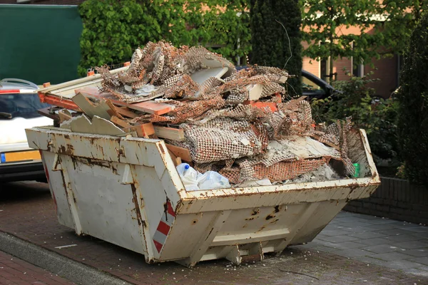 Geladen dumpster — Stockfoto