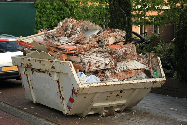 Geladen dumpster Stockfoto