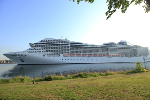 Velsen, Holanda - 2 de julho de 2015: MSC Splendida — Fotografia de Stock