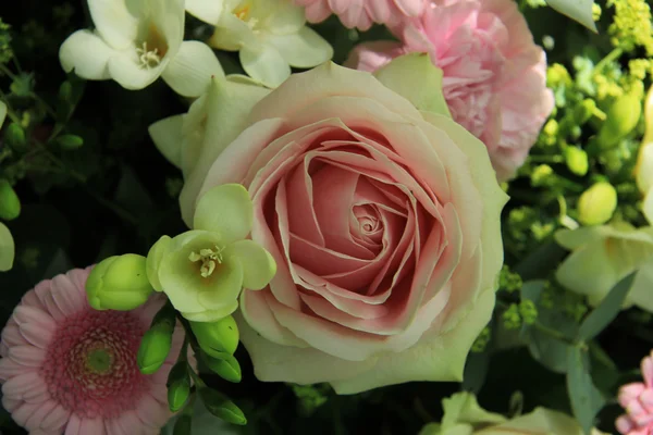 Arranjo de flores nupciais em rosa e branco — Fotografia de Stock