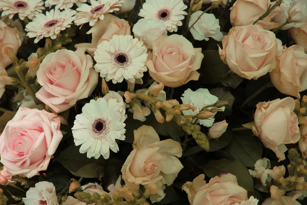 Pale pink and white wedding arrangement — Stock Photo, Image