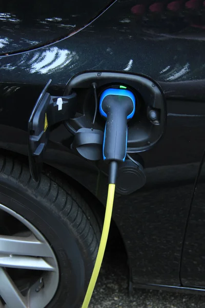 Hybrid car recharge — Stock Photo, Image