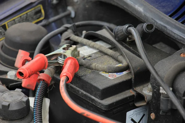 Car battery charging — Stock Photo, Image