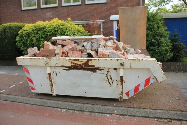 A Loaded dumpster — Stock Photo, Image