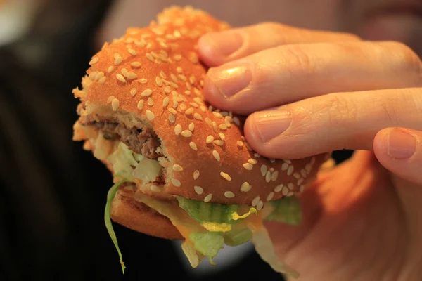 Man holding a hamburger — Stock Photo, Image