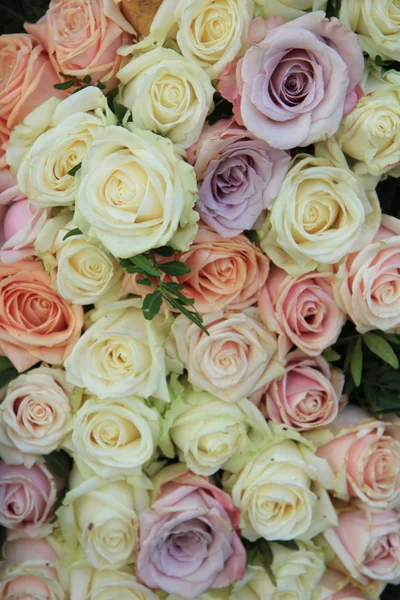 Rosas de pastel en un arreglo de boda Imágenes de stock libres de derechos